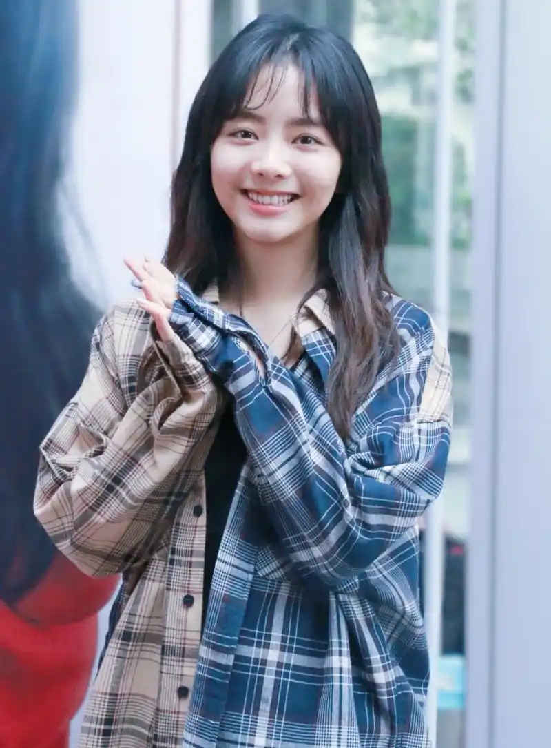 谭松韵是真嫩,这长裙都开叉到大腿根了也不担心走光,太撩人了_设计