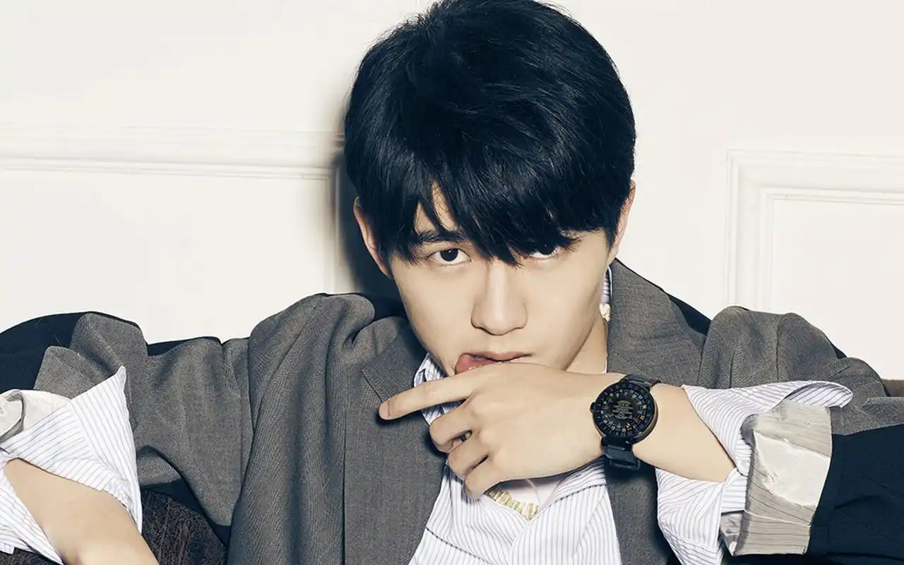 刘昊然俊朗帅气时尚大片桌面壁纸-大陆明星-手机壁纸下载-美桌网