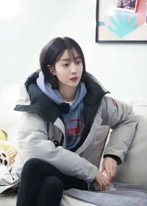 没了杨幂的关照,她的事业一落千丈,工作室都没物料写文案_公司_李溪芮