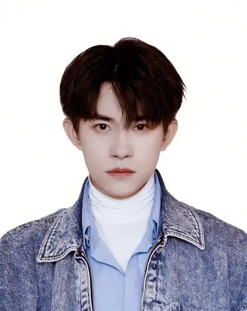 易烊千玺证件照杀疯了