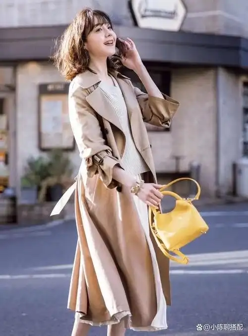 今年初秋"风衣"又火了,中年女性都在这样穿,气质好品味佳
