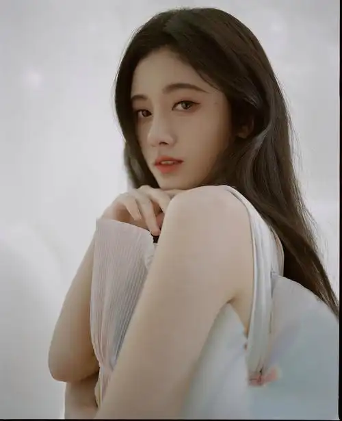 芭莎男士情人节封面人物鞠婧祎