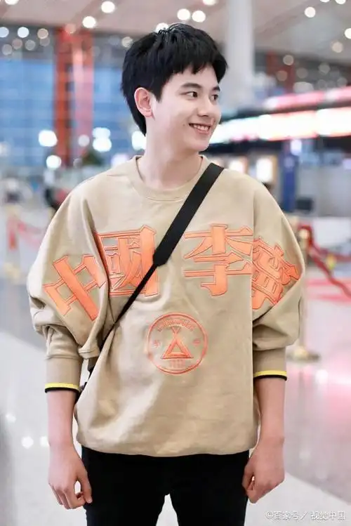 胡先煦最开始以童星出道,出演过《铠甲勇士刑天》,《快乐酷宝》,《谁