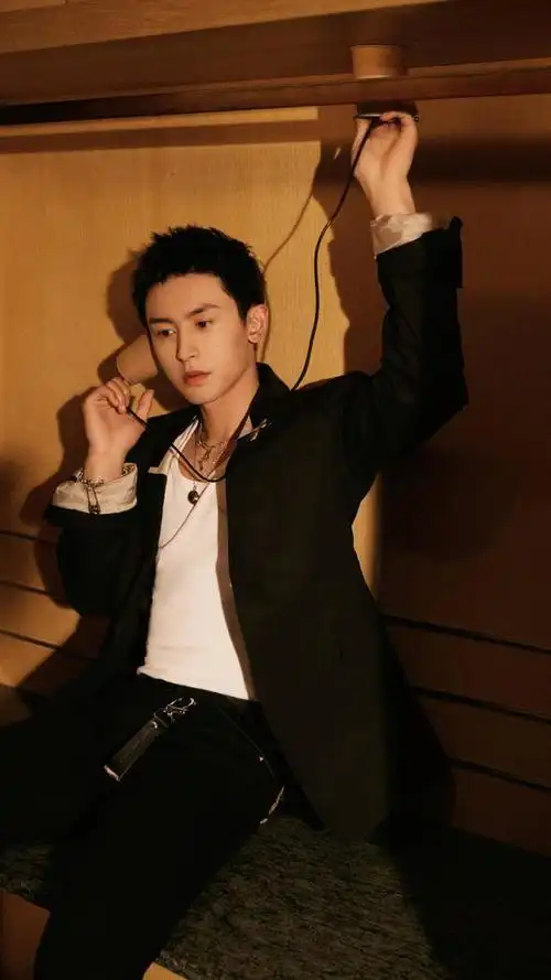 演员张哲瀚,主演电视剧《山河令》,来看帅哥的写真照