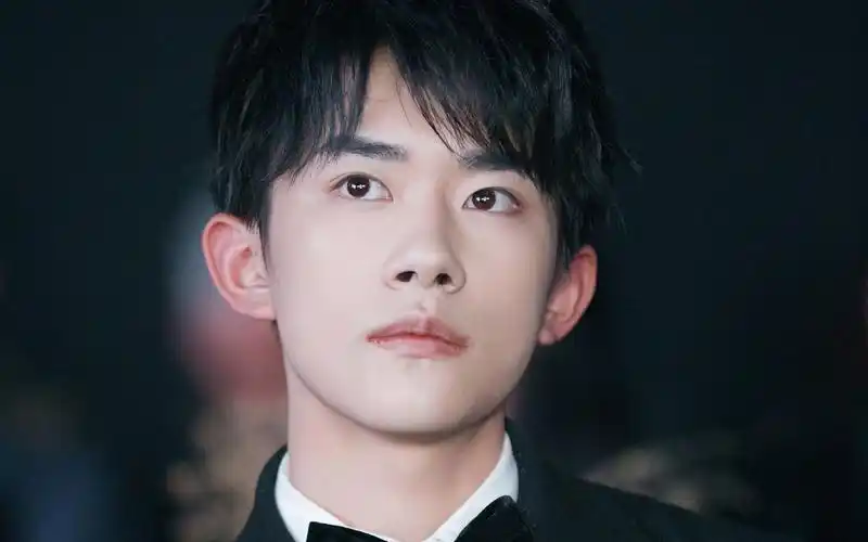 易烊千玺黑色西装帅气写真高清图片壁纸