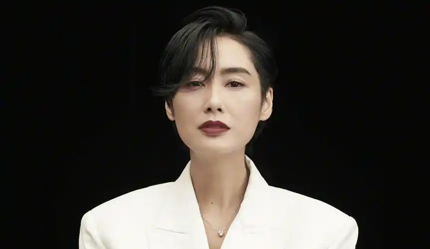 被赞"最正宗港风"——48岁朱茵短发出镜致敬经典,魅力不减当年