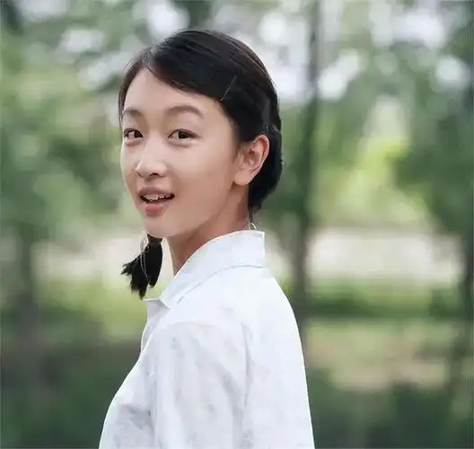 周冬雨在北影节亮相大变模样,抬头向上看,眼角张开眼睛变的大了