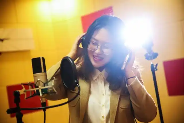 而是由配音演员季冠霖完成了全部的幕后收音工作;在近期