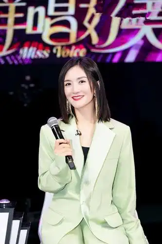 原创谢娜现身综艺,身着一身牛油果色西装清爽减龄,配上短发气质好