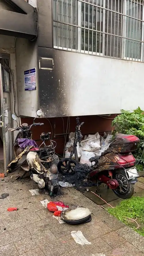 大湖王朝电动车飞线充电起火,浓烟滚滚