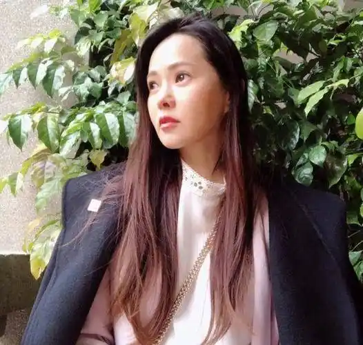 照片上的倾斜着侧脸,长发飘飘,美丽动人,伊能静虽然已经49岁,可是皮肤