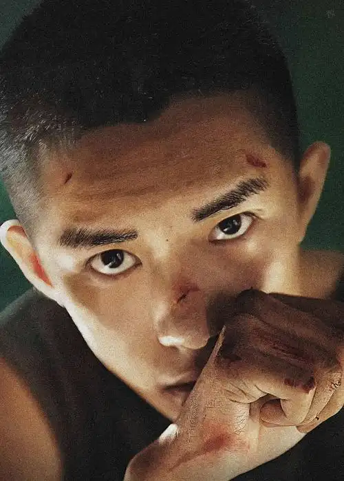 出演《少年的你》,为饰演小北剃寸头,在易烊千玺看来正是一件很酷