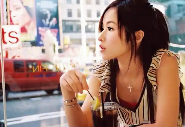 萧亚轩自爆单身腿又受伤满脸憔悴被狗咬脸后凹陷嘴歪变化大