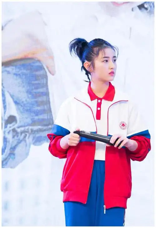 张子枫穿校服终于像17岁,脖子上俩小辫呆萌可爱,看得嘴都歪了