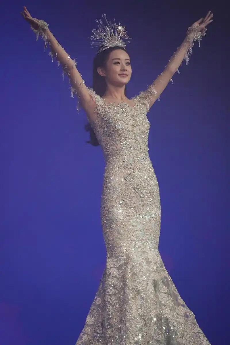 赵丽颖最美金鹰女神造型,金色修身鱼尾裙礼服搭配耀眼皇冠,华丽又性感