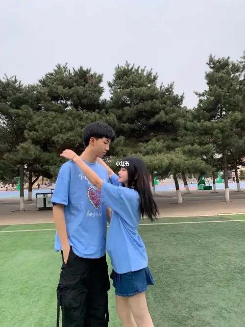 情侣装拍照姿势30厘米身高差