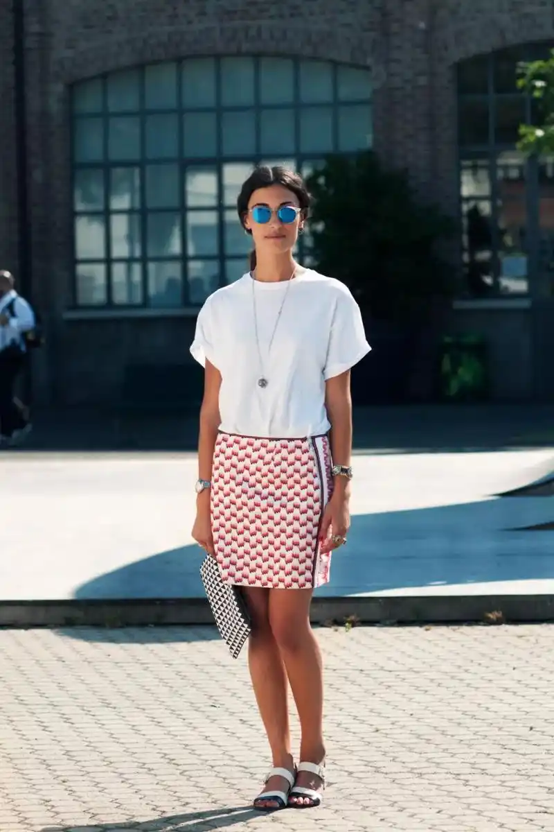 t恤 百褶裙把短t随意的扎个小卷,让短t蓬松落在腰部非常有气质,十分