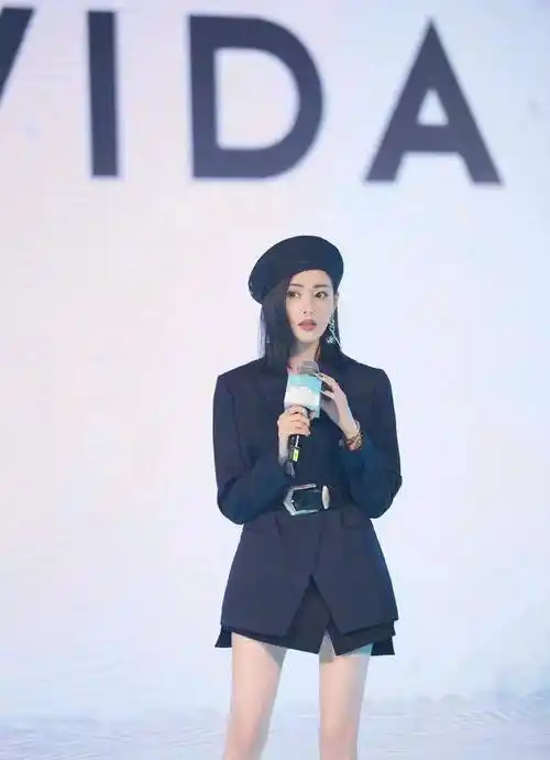 张天爱cos"美人鱼",穿白色亮片鱼尾裙,仙气又妖娆_黑色_的设计_女生