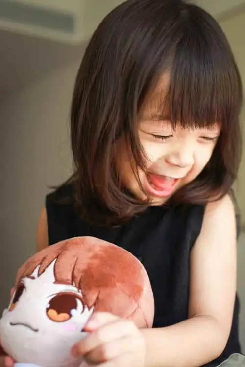 小北鼻哈琳更博晒照,手举千玺手幅露出灿烂的笑容