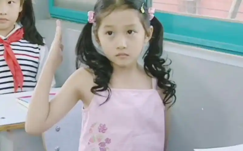 【小时候的关晓彤】【你没见过的关晓彤】采访/影视花絮合集_哔哩哔哩