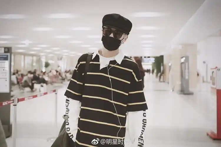 林彦俊现身首尔机场,黑色贝雷帽 条纹上衣,帅气有型