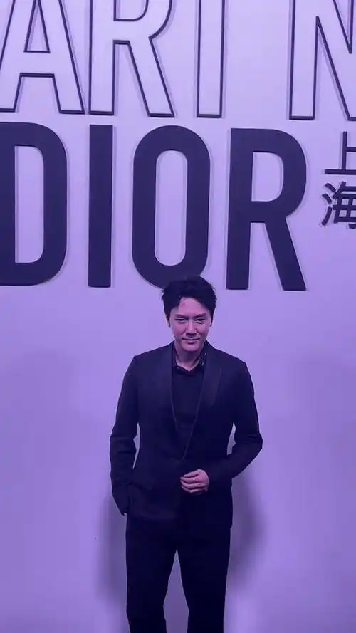 冯绍峰 出席线下活动,一身all black西套帅气亮相!#冯绍峰