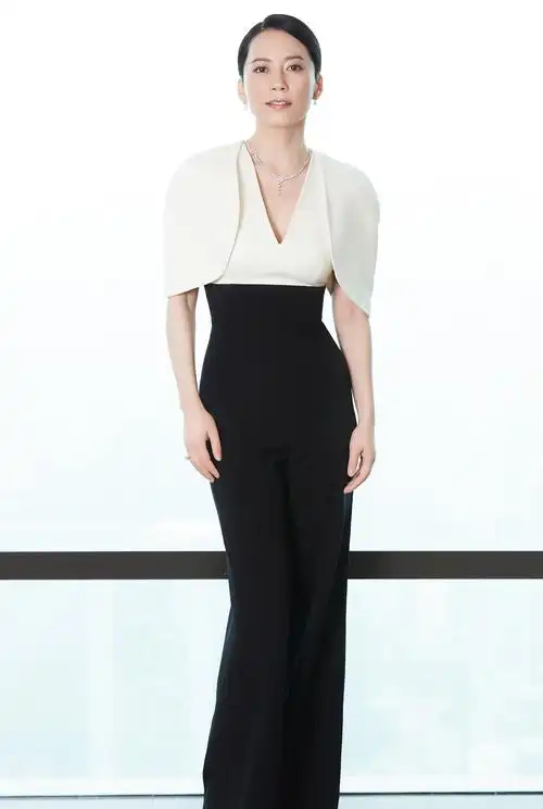 俞飞鸿太放纵了故意穿低领长裙年轻又性感看上去哪像49岁