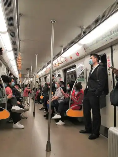 成都地铁.十年后再坐地铁,完全自己真的是从村里来的.