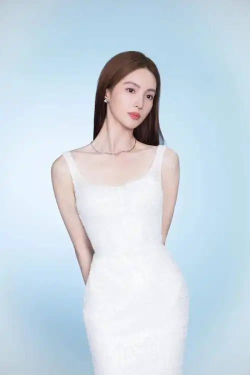 金晨着纯白色礼裙大秀美背曲线曼妙温柔动人