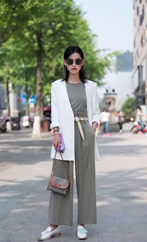 街拍,美女休闲条纹衫搭配蓝色长裙,看着很漂亮