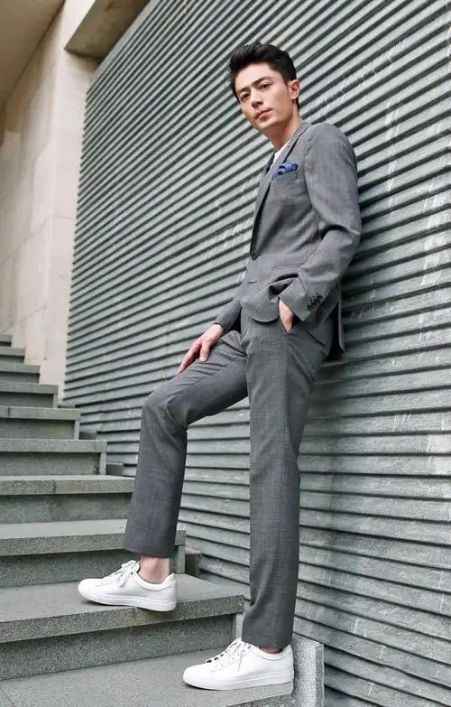 当然可以,休闲西装搭配小白鞋会显得更年轻,也更符合休闲轻松的定义.