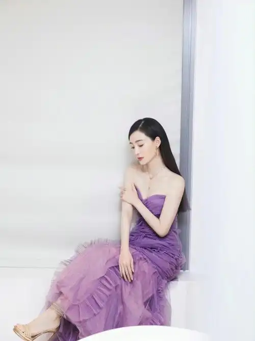 90:casadei#王丽坤#明星时尚#金色高跟鞋