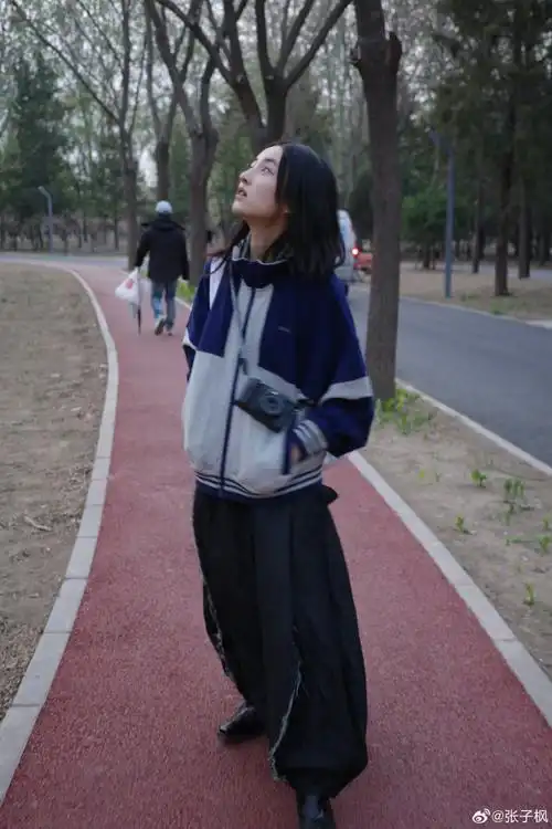 张子枫素颜逛公园