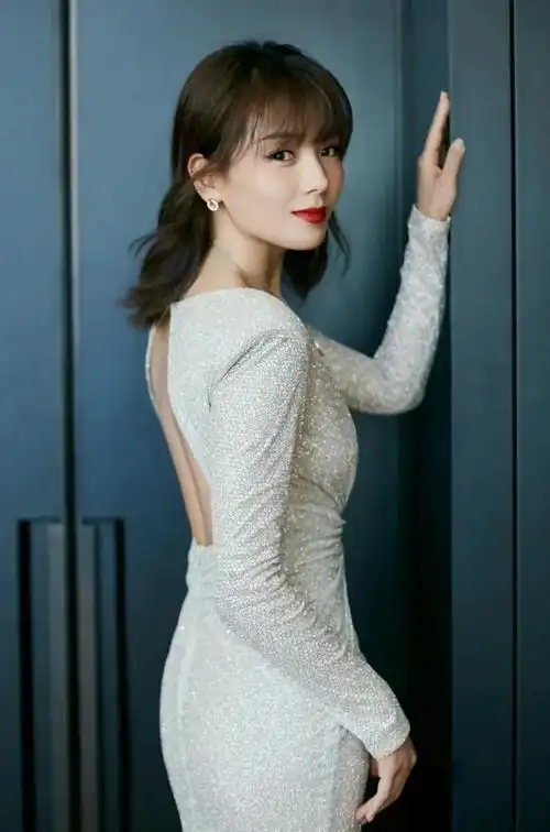 刘涛婀娜多姿优雅写真,优雅迷人!