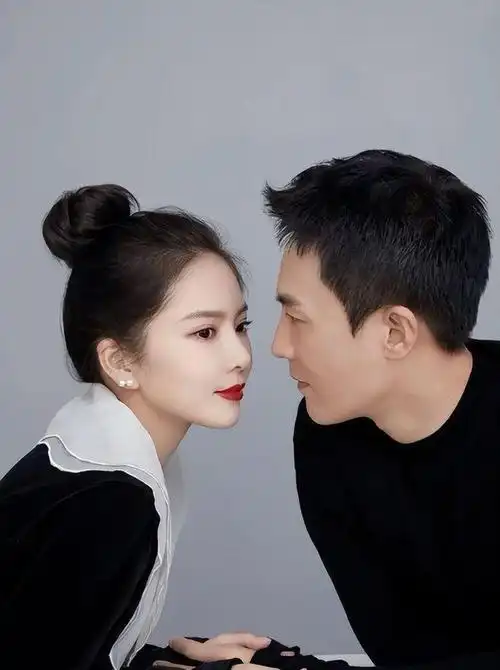 杜淳晒一家三口合影亲吻女儿脑勺显慈爱老婆涂大红唇身材性感