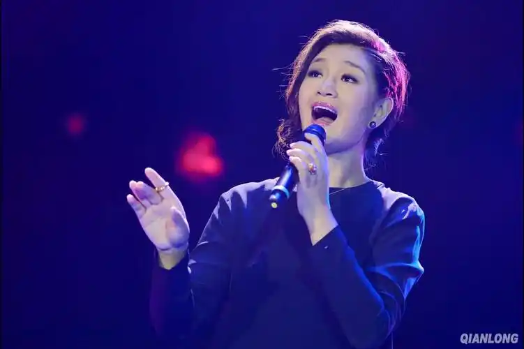 最美的女中音降央卓玛喝一杯下马酒请大家喝一杯下马酒