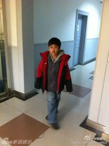 那英儿子萌照曝光 学习老爸高峰爱踢足球