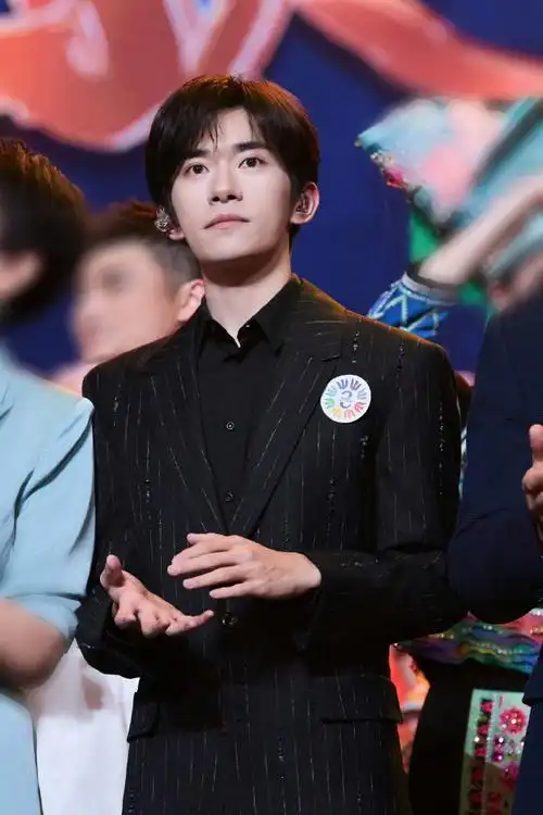 yyqx#易烊千玺二三逢时戢鳞风起#    "玫瑰不会枯萎,纸飞机不会落地