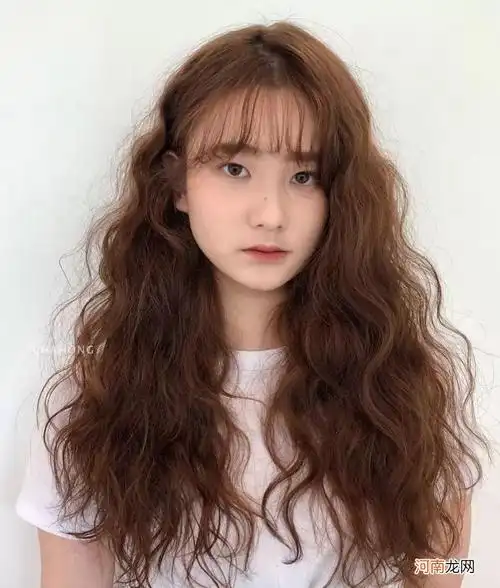 圆脸的女生怎么烫发显脸小 大圆脸适合什么发型