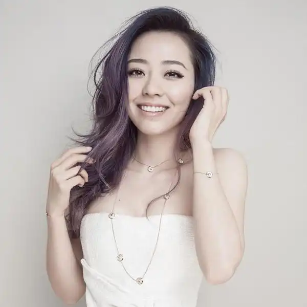 张靓颖侧分卷发 百变发色绚丽吸睛