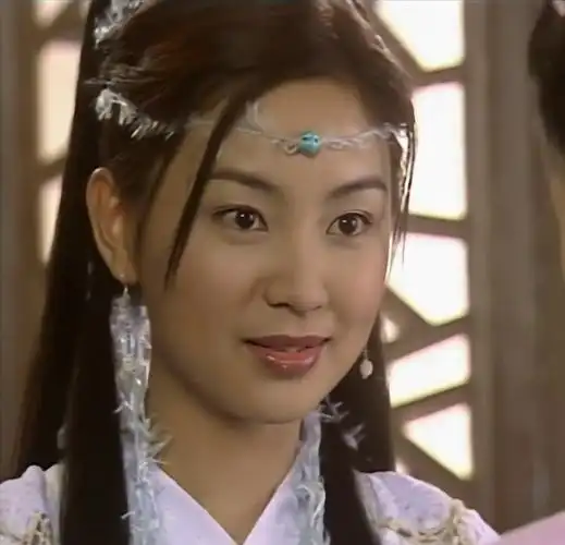 陈秀丽清秀绝俗的瓜子脸高鼻雪肤,她的美犹如晓露芙蓉