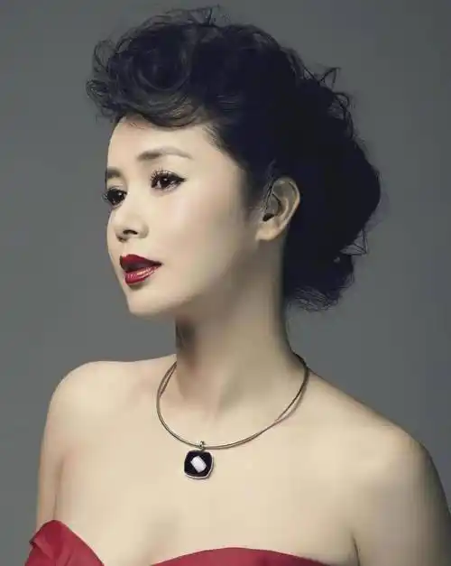 比如:潘长江的女儿潘阳,虽说名气不是很旺,但是,也是凭借着父亲的名气