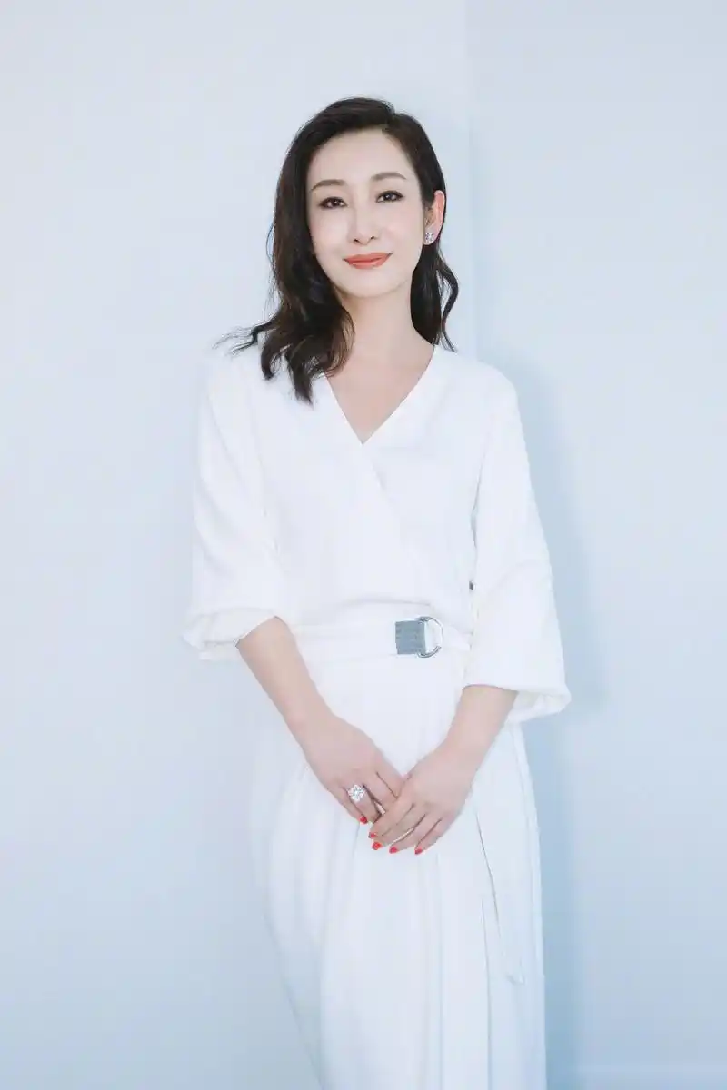 秦海璐身穿白色v领连衣裙参加"优秀电视剧百日展播"启动仪式,简单的