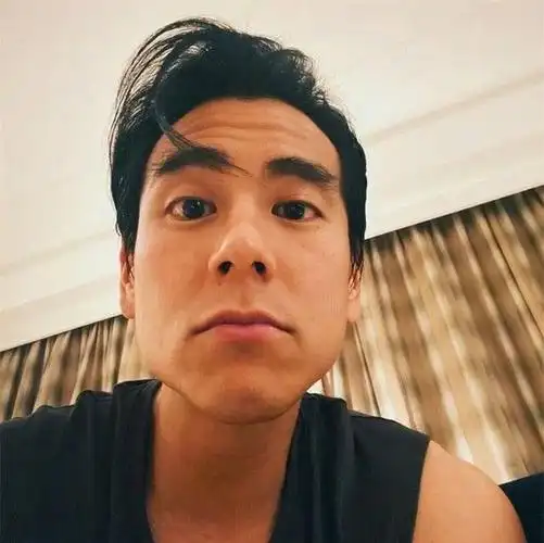 彭于晏鼓励女医护粉丝,内容很暖心,粉丝防护服上写的五字很亲切_手机