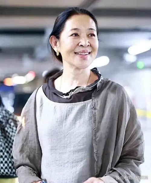 64岁倪萍太真实!不整容不扮嫩直面衰老,穿粗衣麻布气质仍优雅