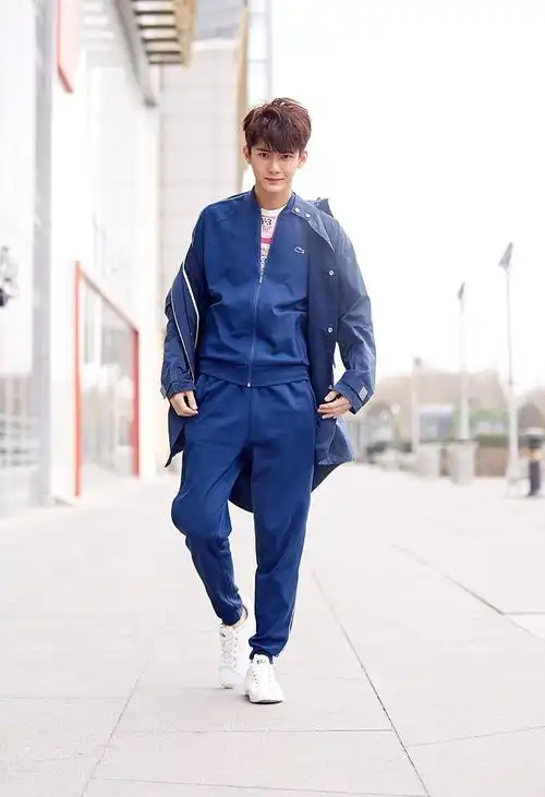 熊梓淇街拍大片展多面魅力