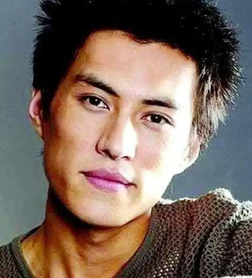 老干部靳东青春年少时的样子,实在无法想象这样的寸头长在现在的靳东