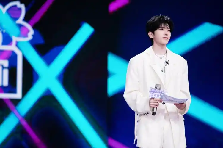 蔡徐坤青春有你2白西服帅气图片