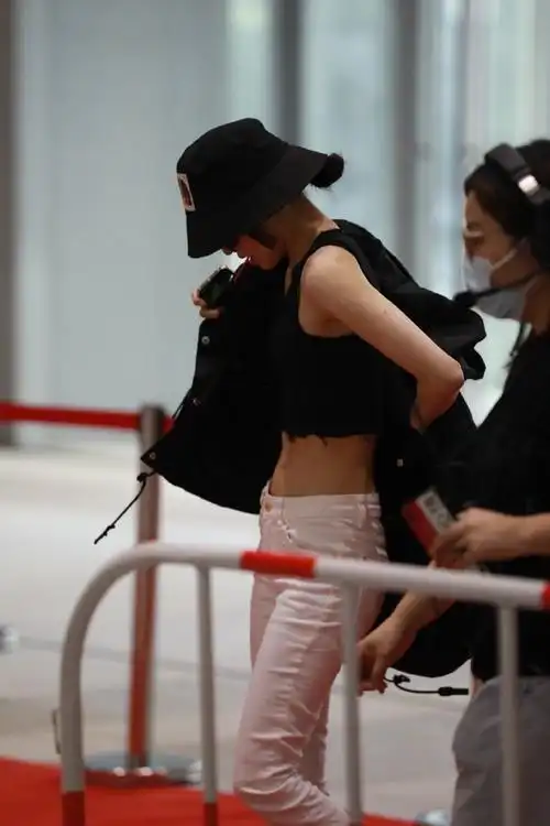 张韶涵腹肌##张韶涵宫廷风朱砂长裙