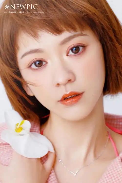 元气少女陈意涵佩戴铂金首饰拍摄时尚大片